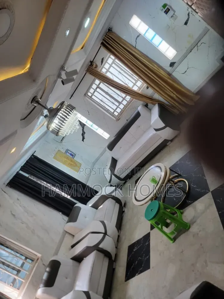 5bdrm Bungalow in Akingbade Area, Off for sale