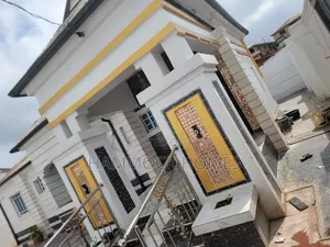 5bdrm Bungalow in Akingbade Area, Off for sale