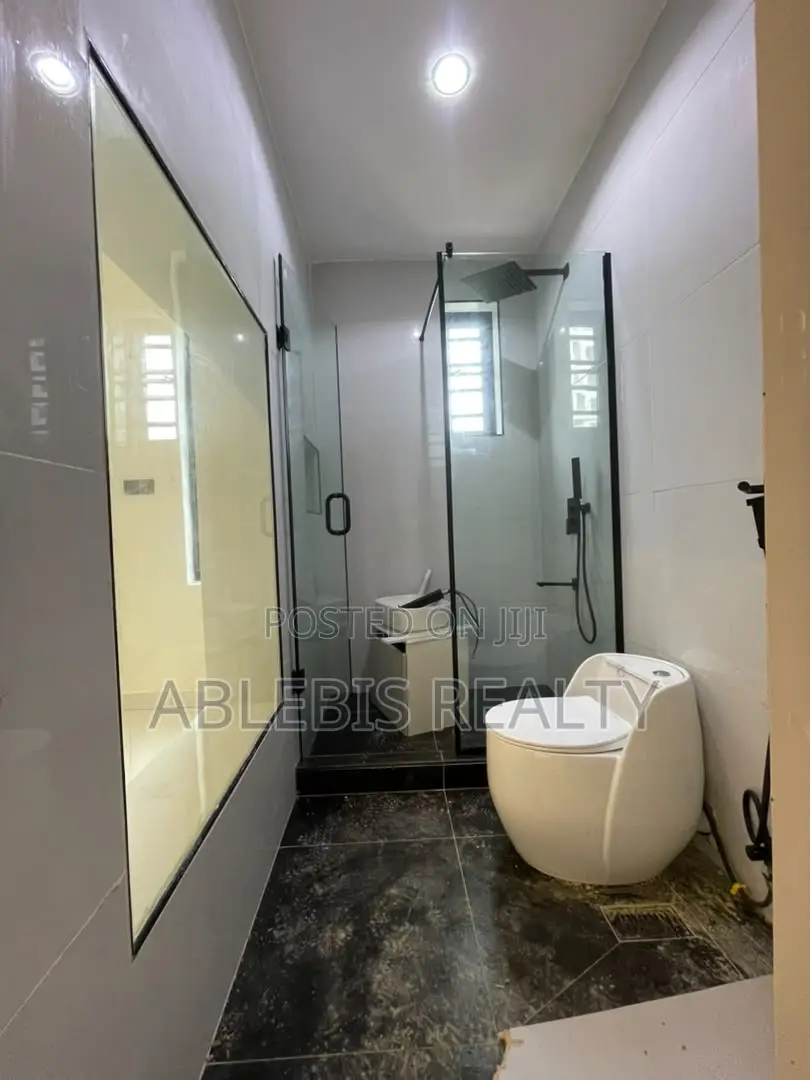 2bdrm Apartment in Freedom Way, Lekki Phase 1 for sale