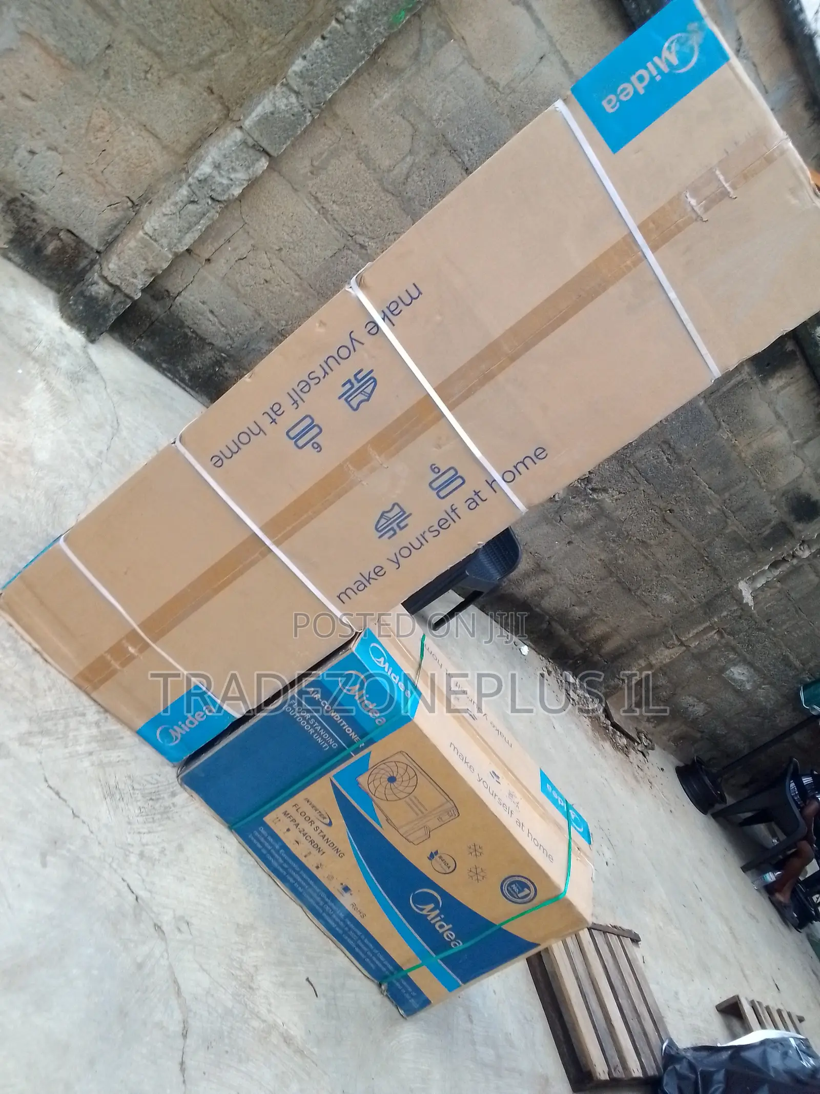 Midea Commercial Cooling Appliance 3HP Floor Type AC