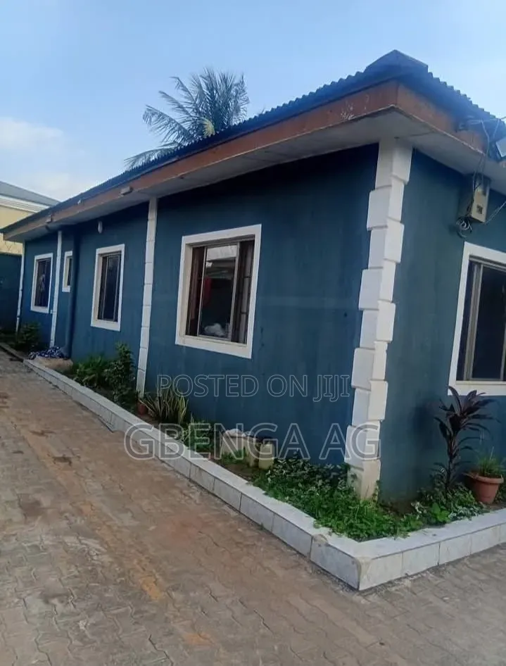 6bdrm Bungalow in Davor Bus Stop,, Obafemi-Owode for sale