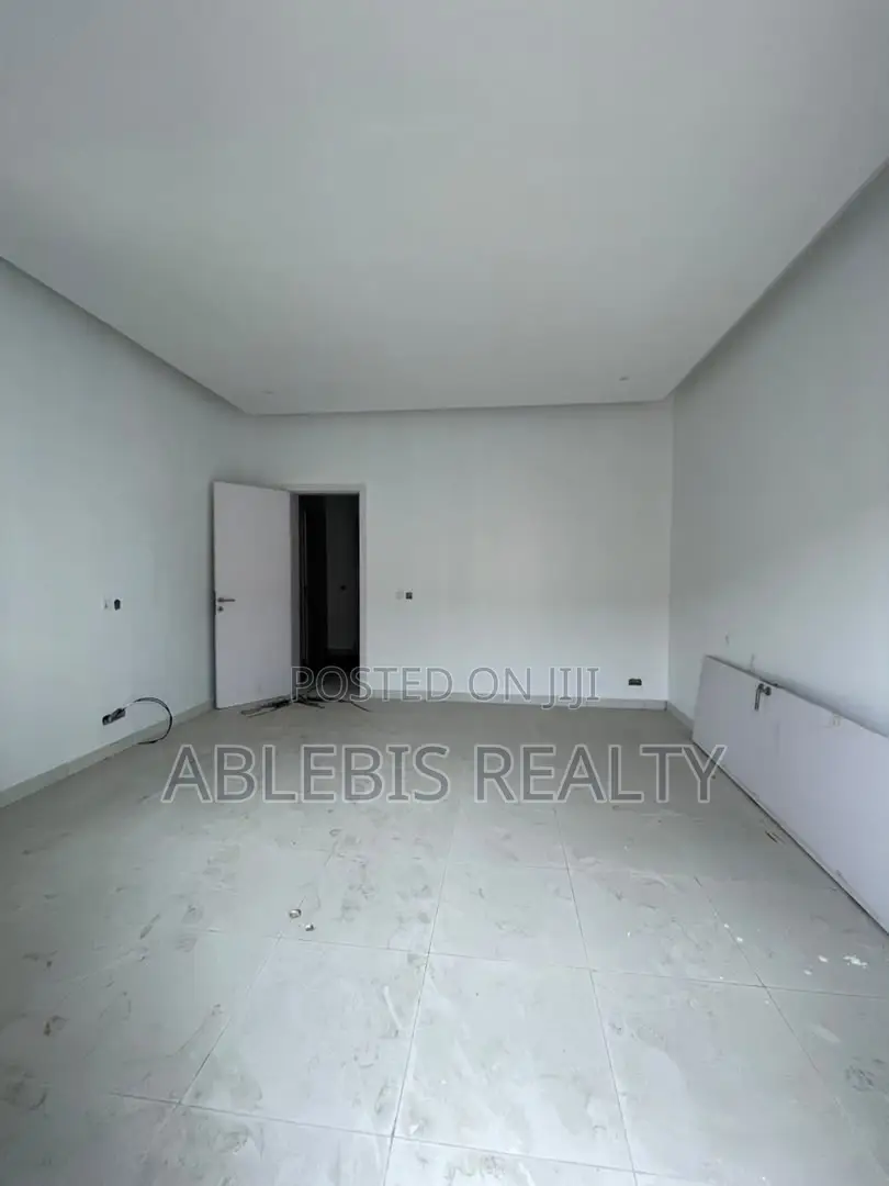 3bdrm Penthouse in Freedom Way, Lekki Phase 1 for sale