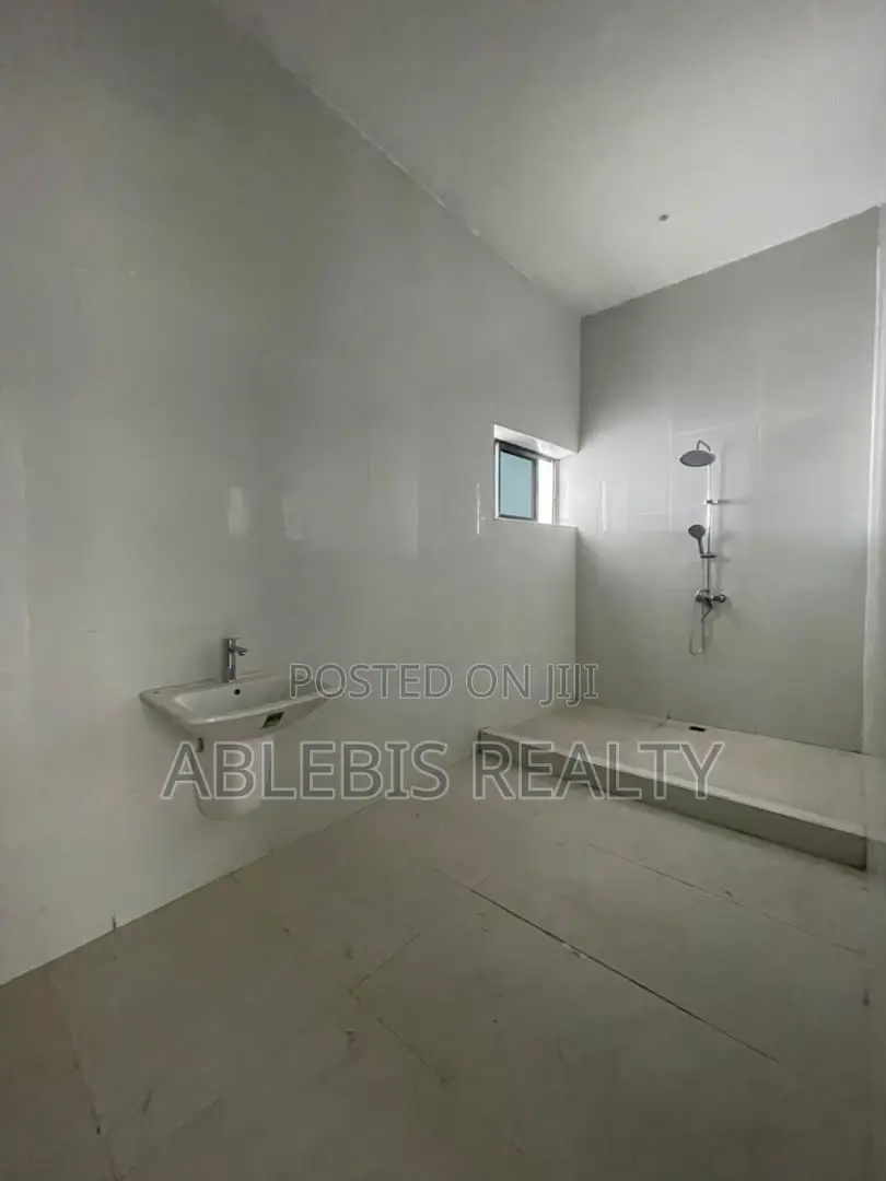 3bdrm Penthouse in Freedom Way, Lekki Phase 1 for sale