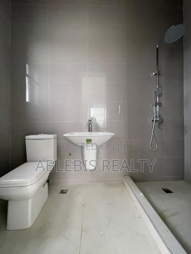 3bdrm Penthouse in Freedom Way, Lekki Phase 1 for sale