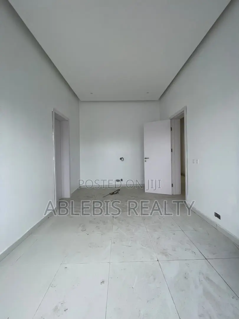 3bdrm Penthouse in Freedom Way, Lekki Phase 1 for sale