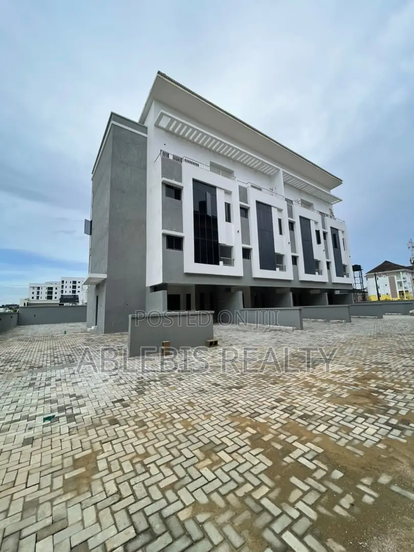 3bdrm Penthouse in Freedom Way, Lekki Phase 1 for sale