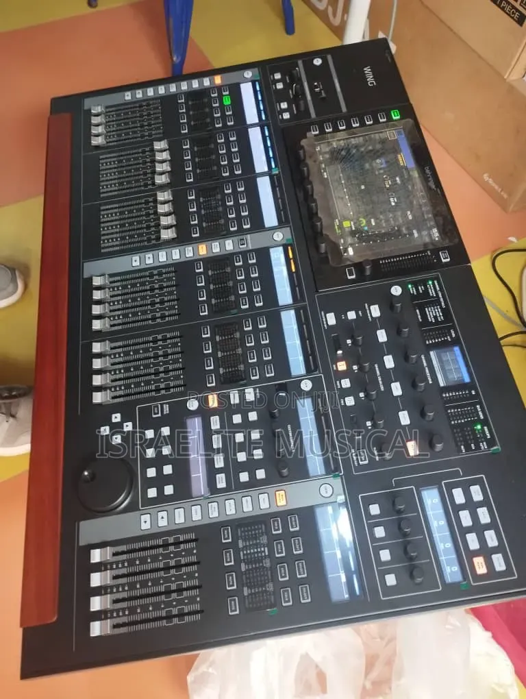 Wing Behringer Digital 48 Channels Mixer