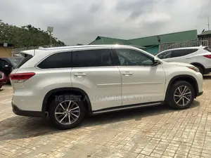 Toyota Highlander XLE 4x2 V6 (3.5L 6cyl 8A) 2017 White