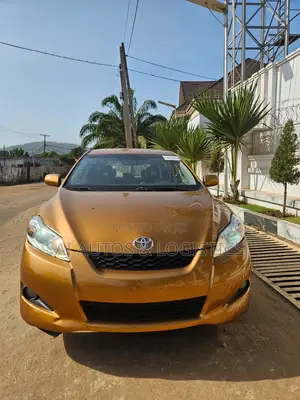 Toyota Matrix S Hatchback AWD (2.4L 4cyl 4A) 2011 Gold