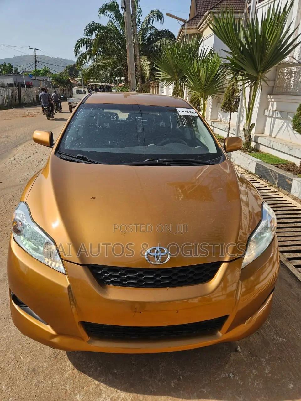 Toyota Matrix S Hatchback AWD (2.4L 4cyl 4A) 2011 Gold