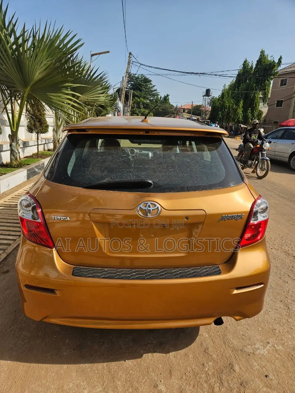 Toyota Matrix S Hatchback AWD (2.4L 4cyl 4A) 2011 Gold