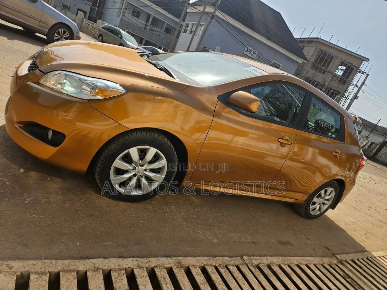Toyota Matrix S Hatchback AWD (2.4L 4cyl 4A) 2011 Gold