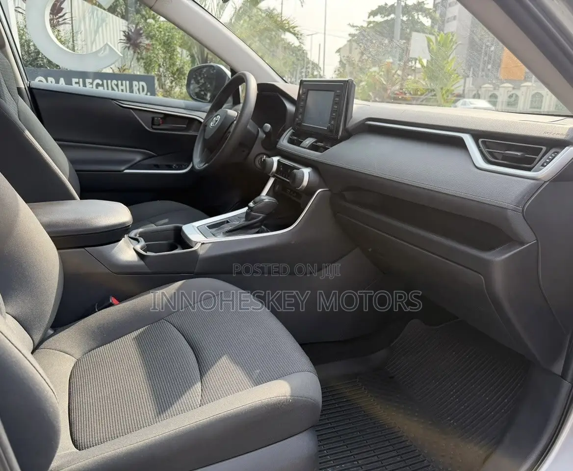 Toyota RAV4 LE FWD 2019 Silver