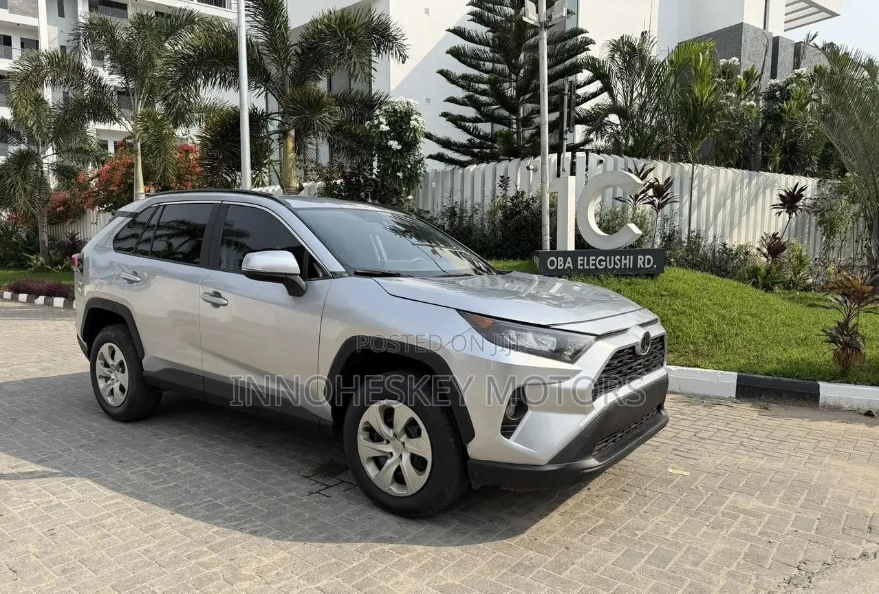 Toyota RAV4 LE FWD 2019 Silver