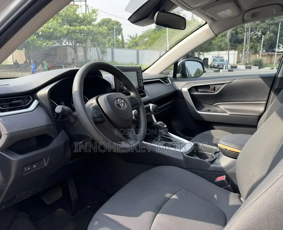 Toyota RAV4 LE FWD 2019 Silver