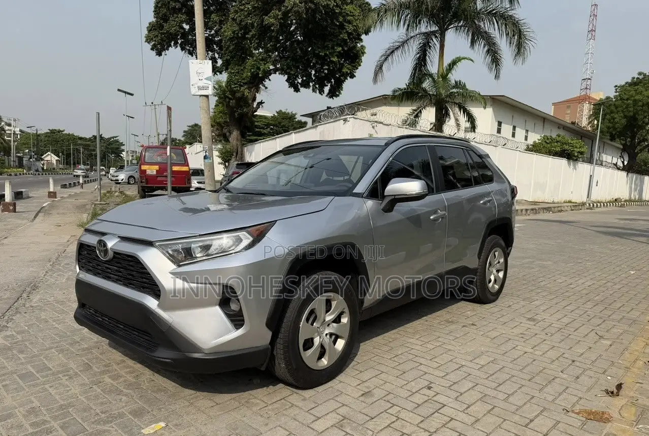 Toyota RAV4 LE FWD 2019 Silver