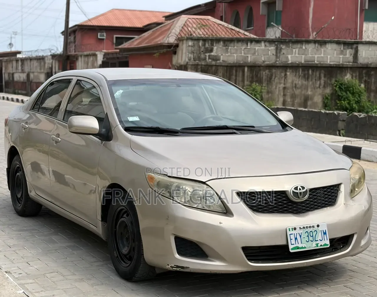 Toyota Corolla LE 4dr Sedan (1.8L 4cyl 4A) 2010 Gold