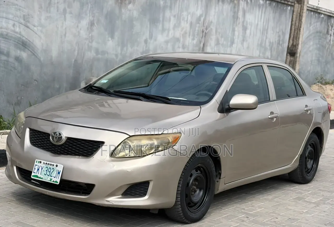 Toyota Corolla LE 4dr Sedan (1.8L 4cyl 4A) 2010 Gold