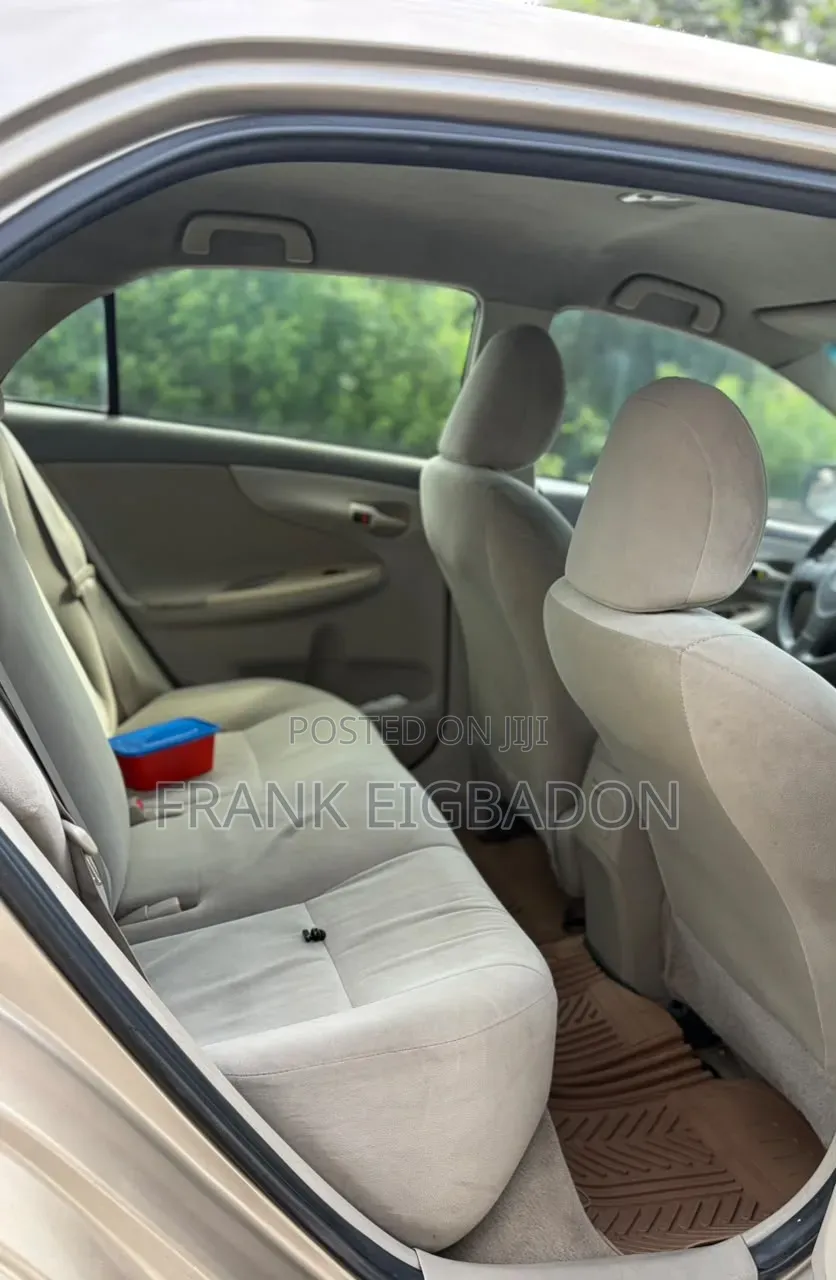 Toyota Corolla LE 4dr Sedan (1.8L 4cyl 4A) 2010 Gold