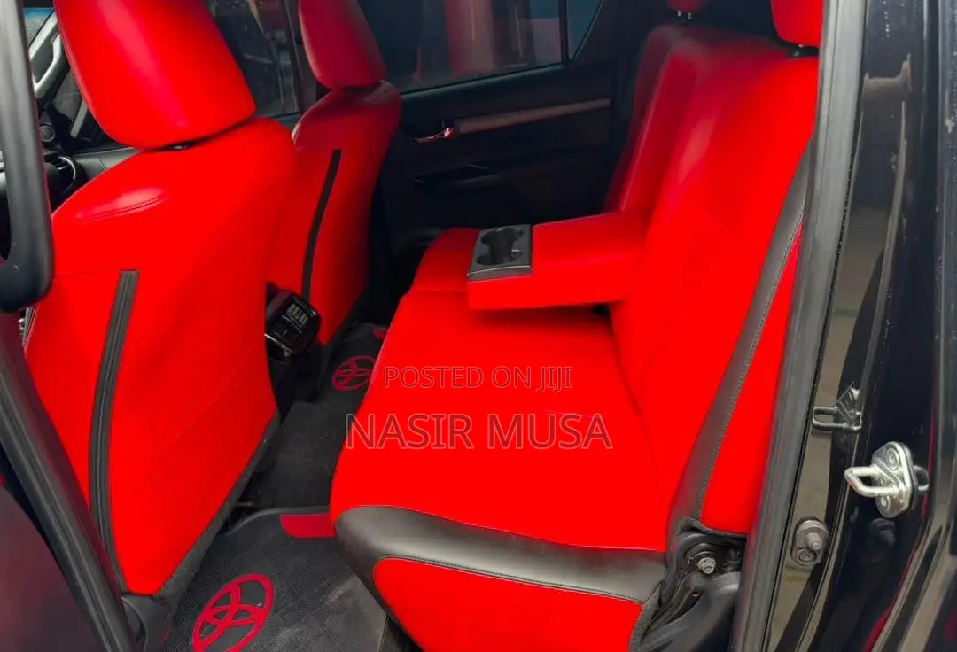 Toyota Hilux 2024 Black