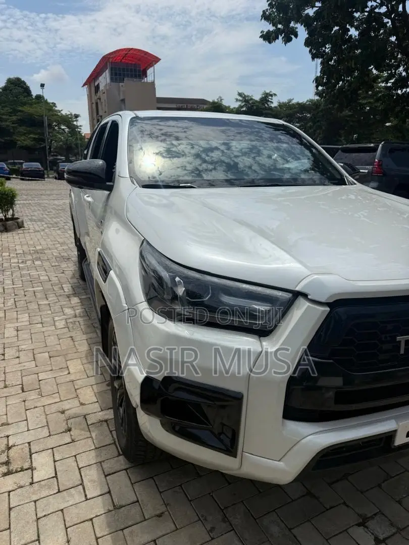 Toyota Hilux 2022 White