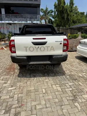 Toyota Hilux 2022 White