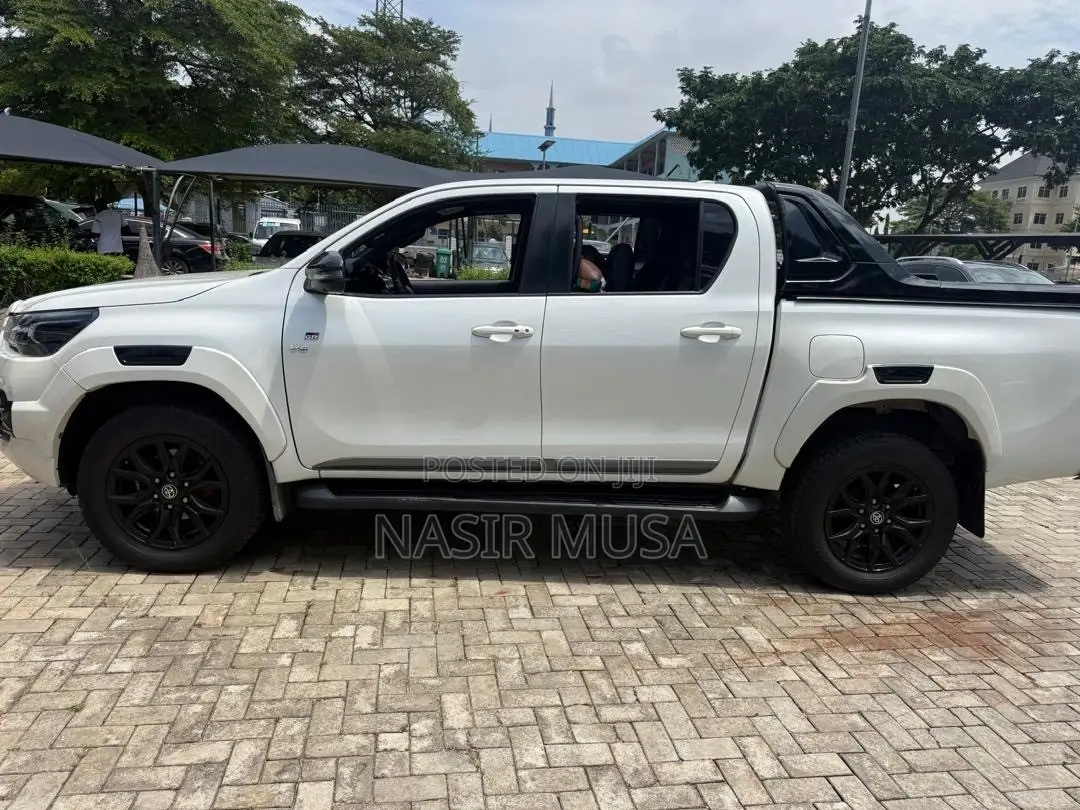 Toyota Hilux 2022 White