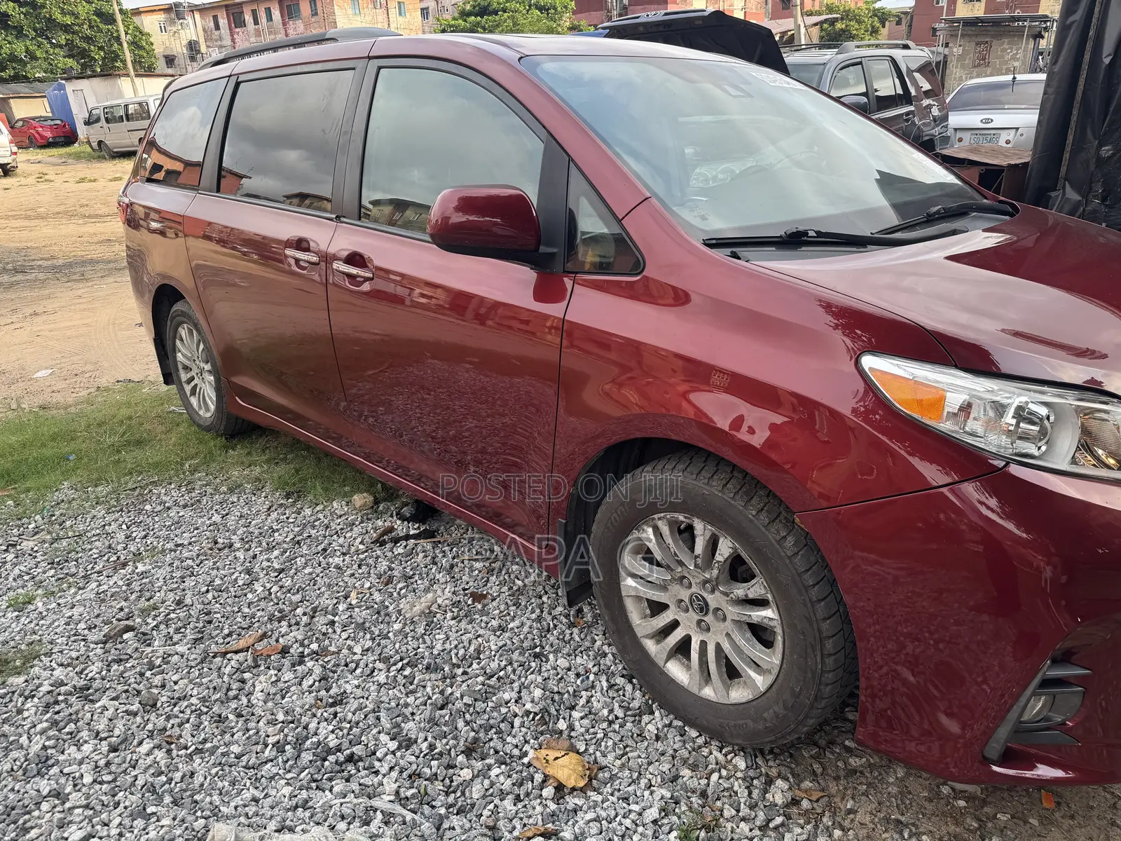 Toyota Sienna XLE (3.5L 6cyl 8A) 2018 Red