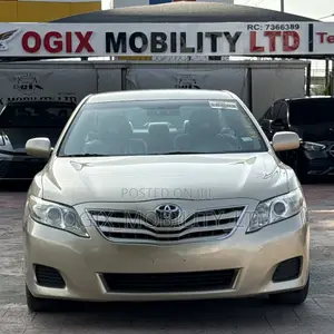 Toyota Camry LE 4dr Sedan (2.5L 4cyl 6AM) 2010 Gold