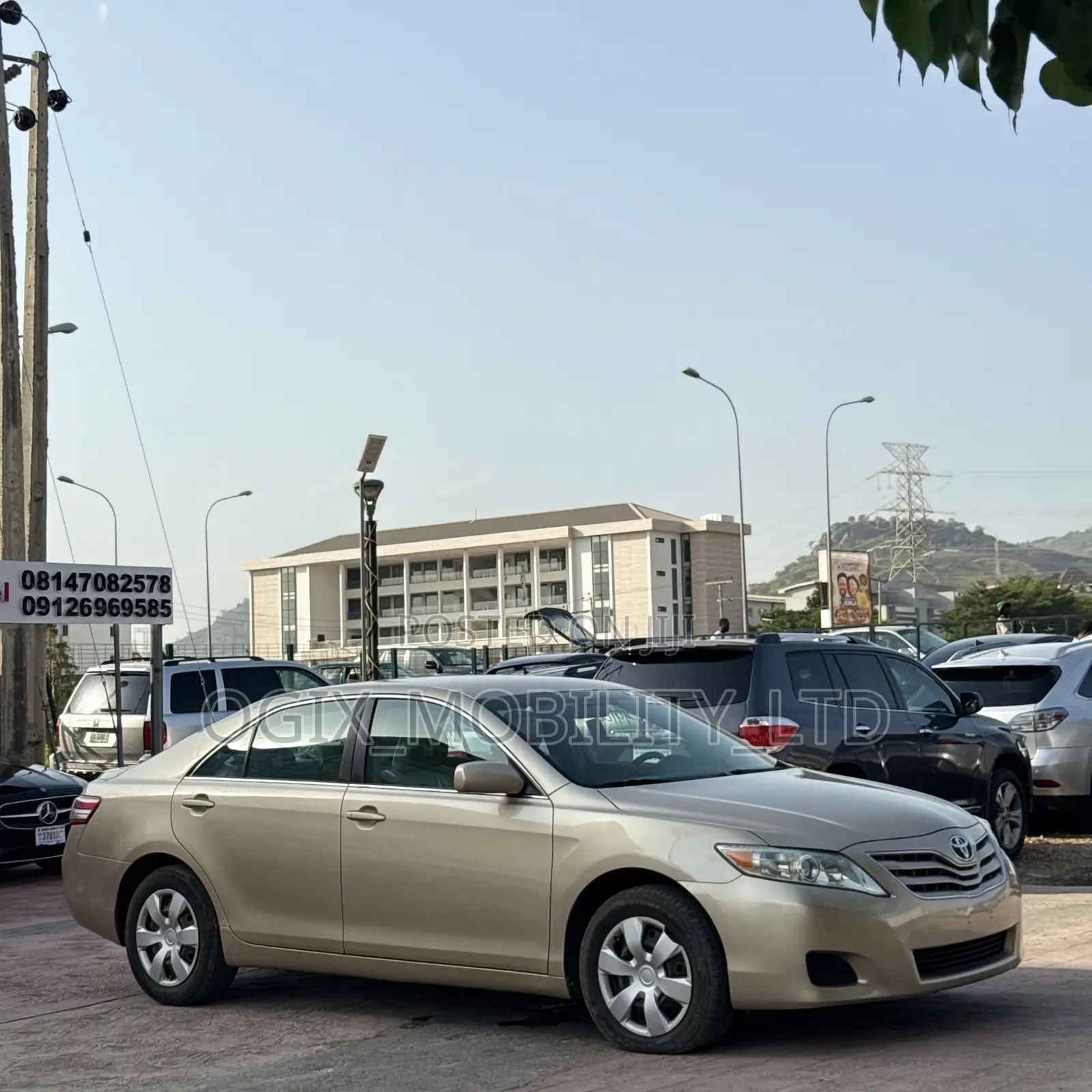 Toyota Camry LE 4dr Sedan (2.5L 4cyl 6AM) 2010 Gold