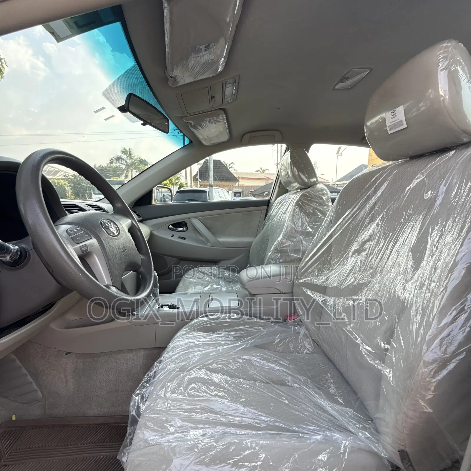 Toyota Camry LE 4dr Sedan (2.5L 4cyl 6AM) 2010 Gold