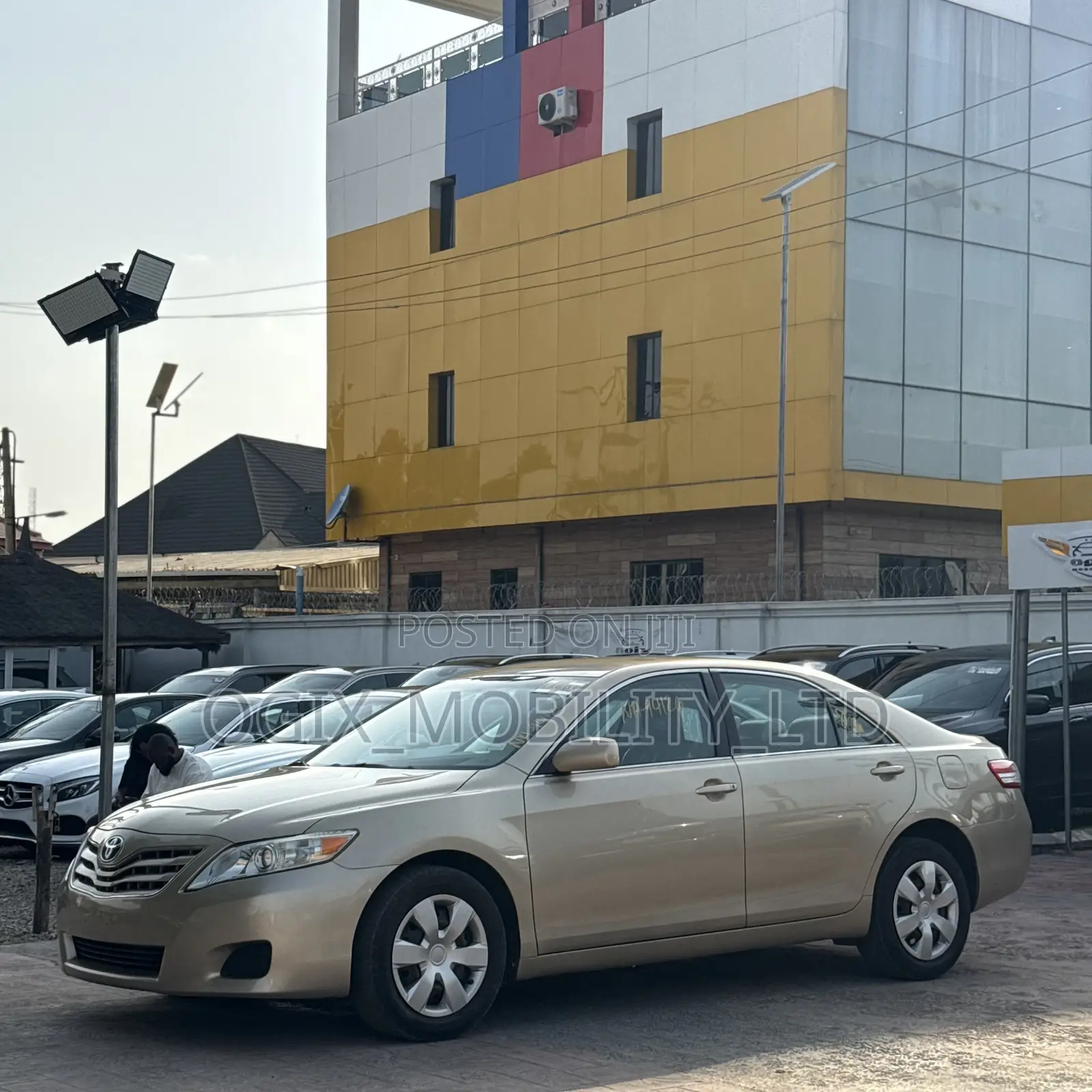 Toyota Camry LE 4dr Sedan (2.5L 4cyl 6AM) 2010 Gold