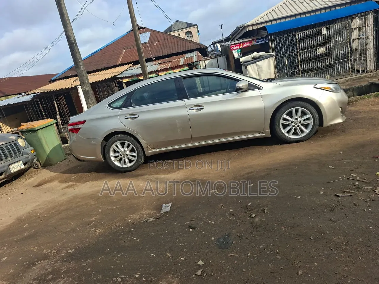 Toyota Avalon XLE Premium 4dr Sedan (3.5L 6cyl 6A) 2014 Gold