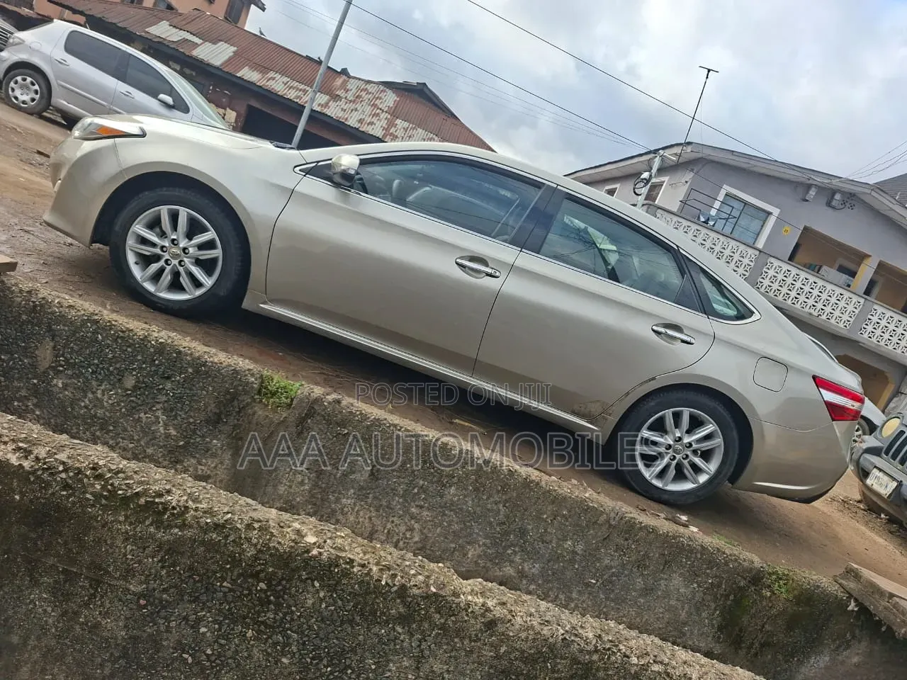 Toyota Avalon XLE Premium 4dr Sedan (3.5L 6cyl 6A) 2014 Gold