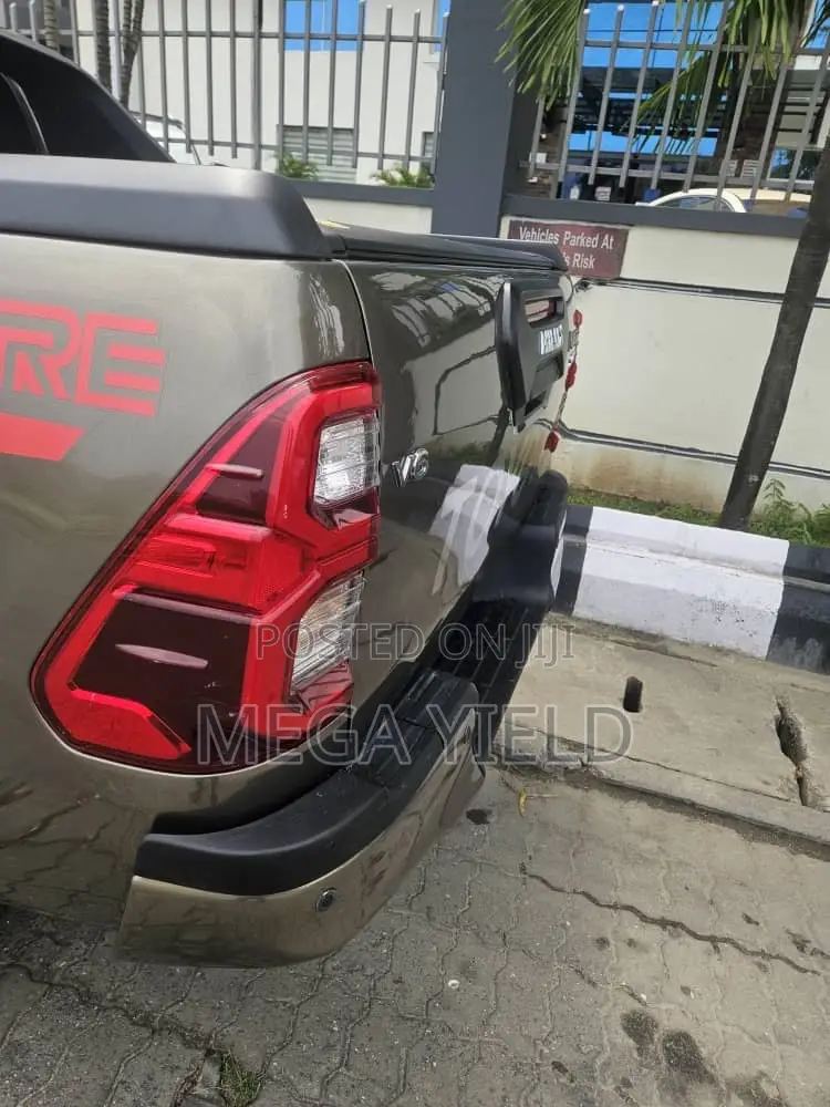 Toyota Hilux 2022 Green