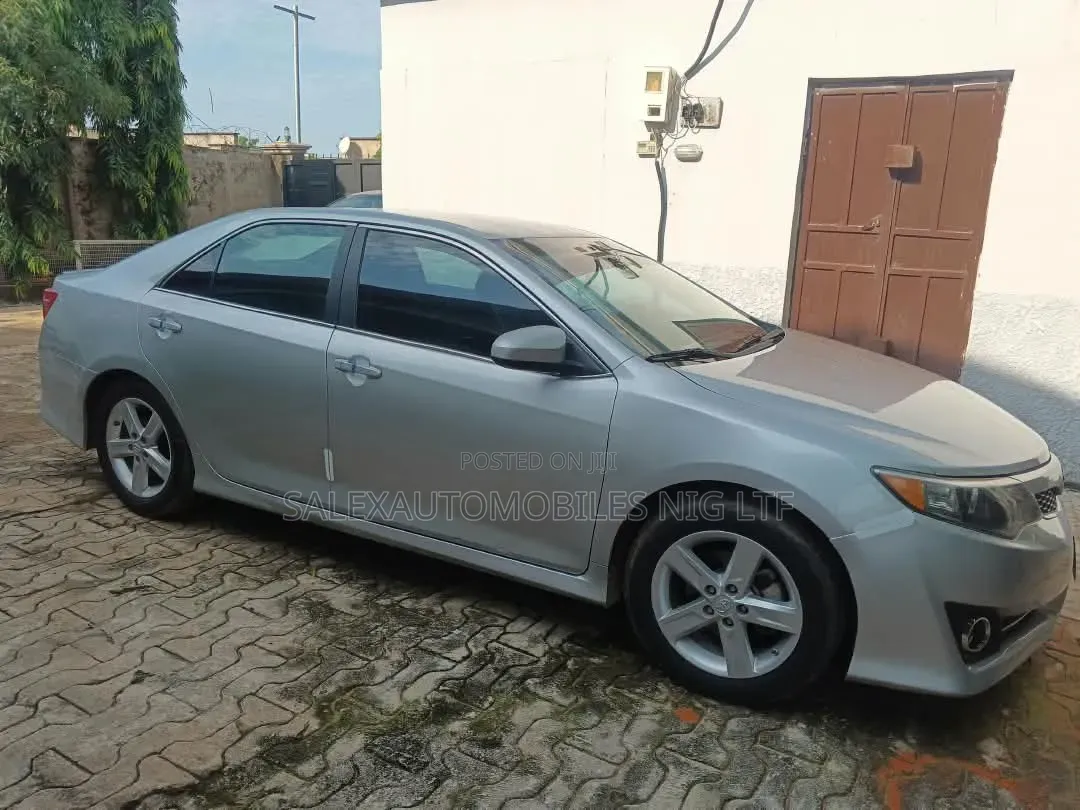 Toyota Camry LE 4dr Sedan (2.5L 4cyl 6A) 2013 Silver