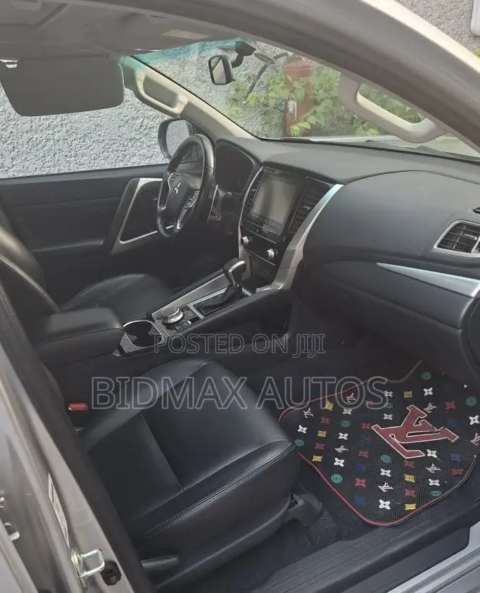 Mitsubishi Montero Sport 2023 Silver