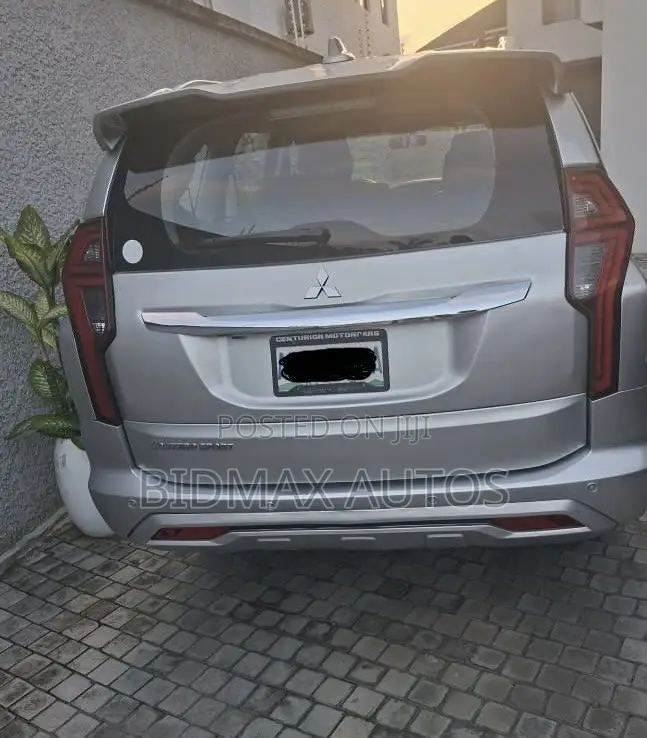Mitsubishi Montero Sport 2023 Silver