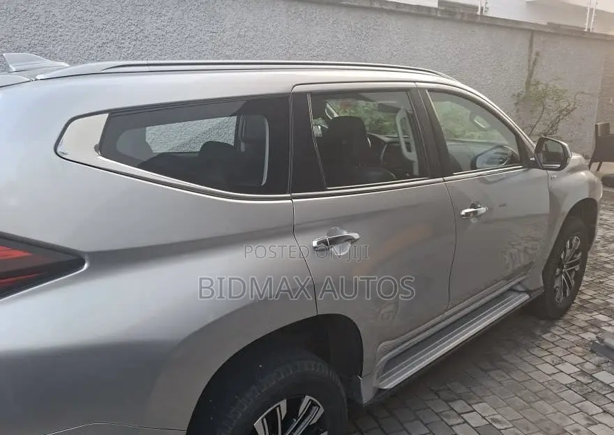 Mitsubishi Montero Sport 2023 Silver