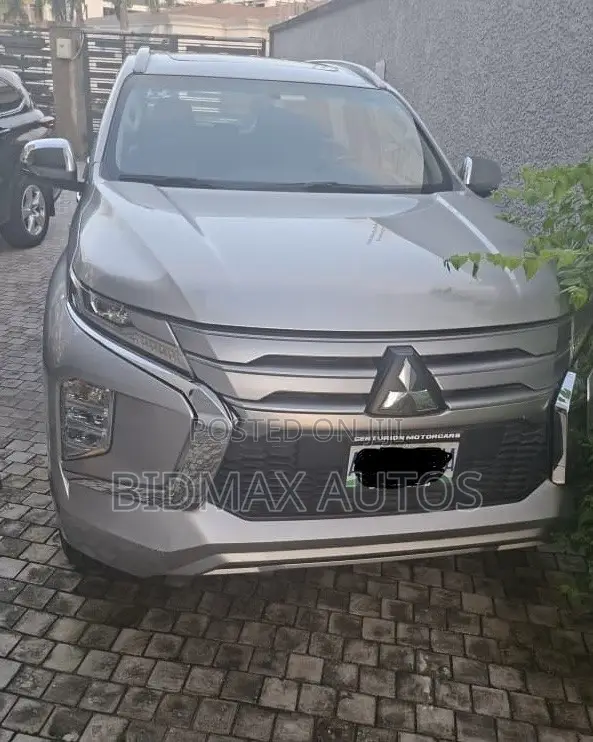 Mitsubishi Montero Sport 2023 Silver