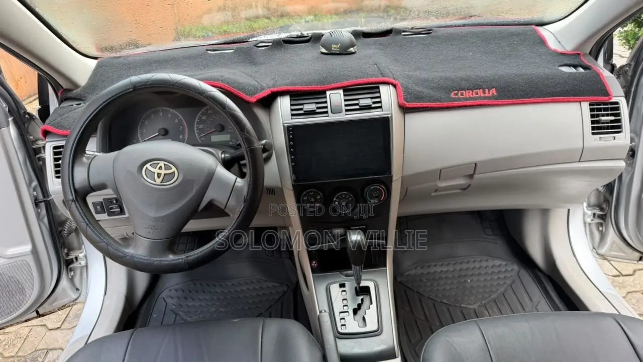 Toyota Corolla LE 4dr Sedan (1.8L 4cyl 4A) 2010 Silver