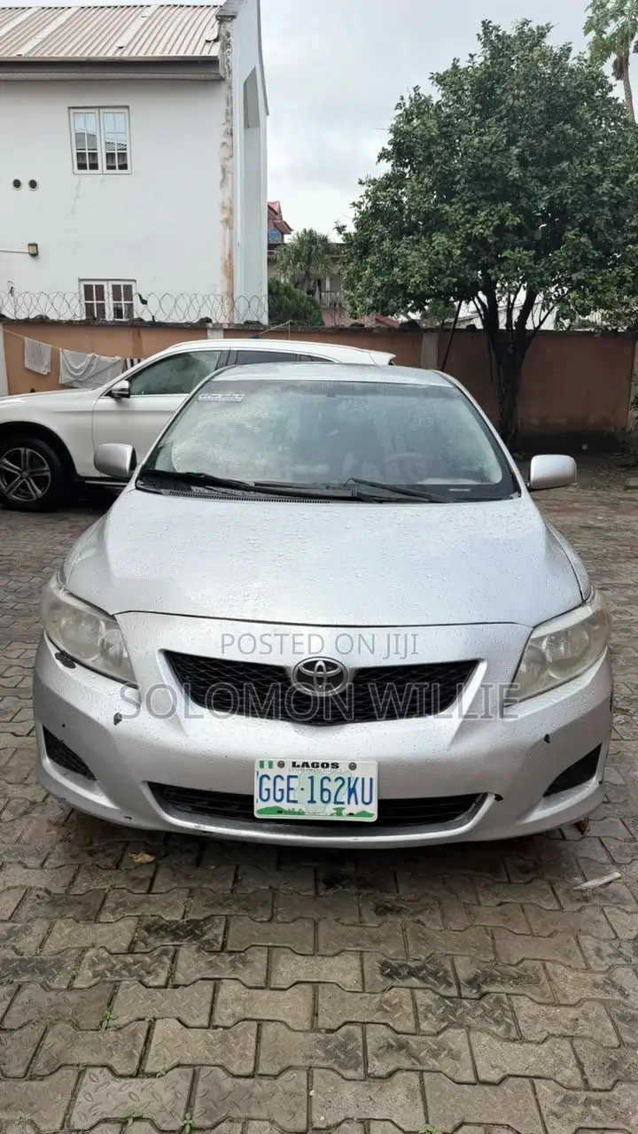 Toyota Corolla LE 4dr Sedan (1.8L 4cyl 4A) 2010 Silver