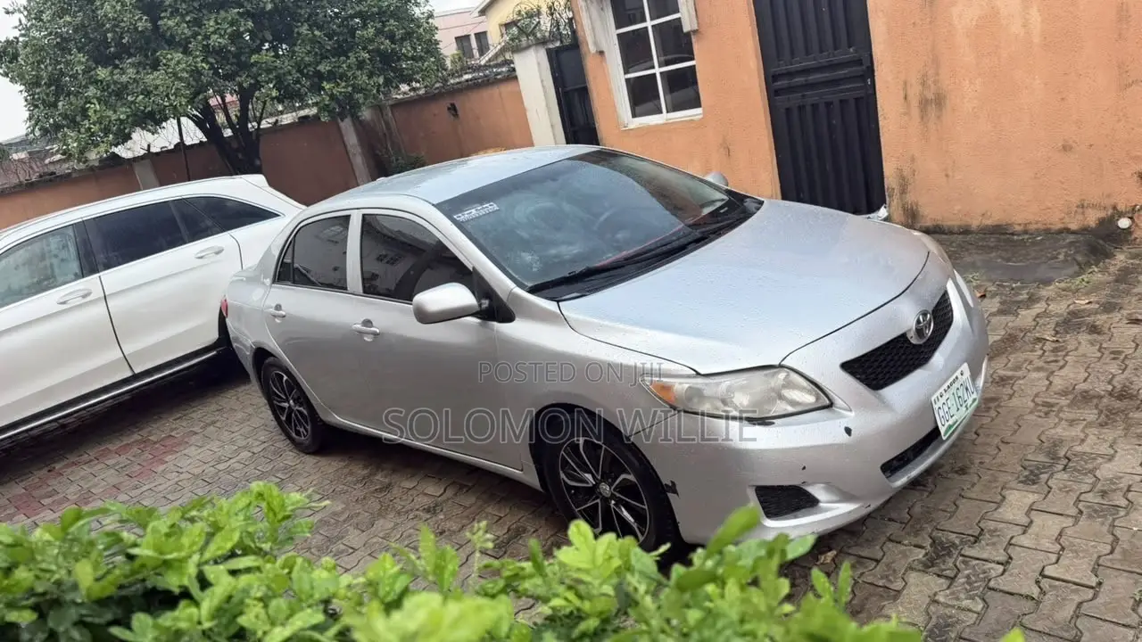 Toyota Corolla LE 4dr Sedan (1.8L 4cyl 4A) 2010 Silver