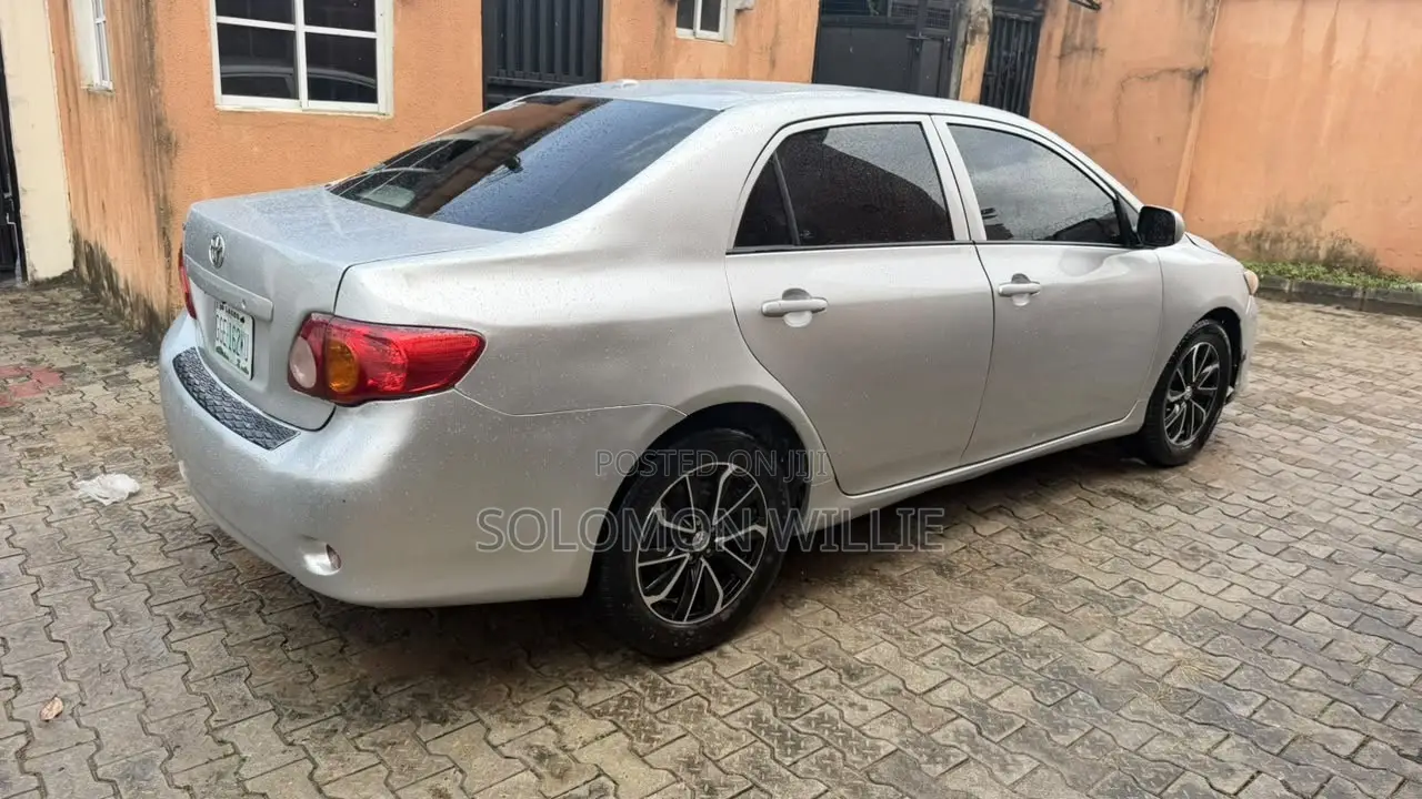 Toyota Corolla LE 4dr Sedan (1.8L 4cyl 4A) 2010 Silver