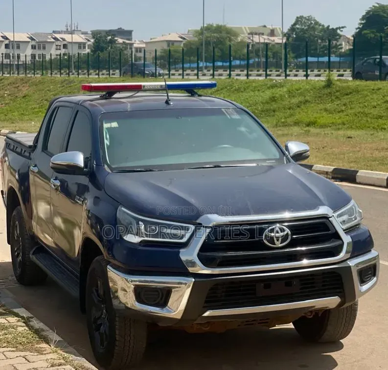 Toyota Hilux 2023 Blue