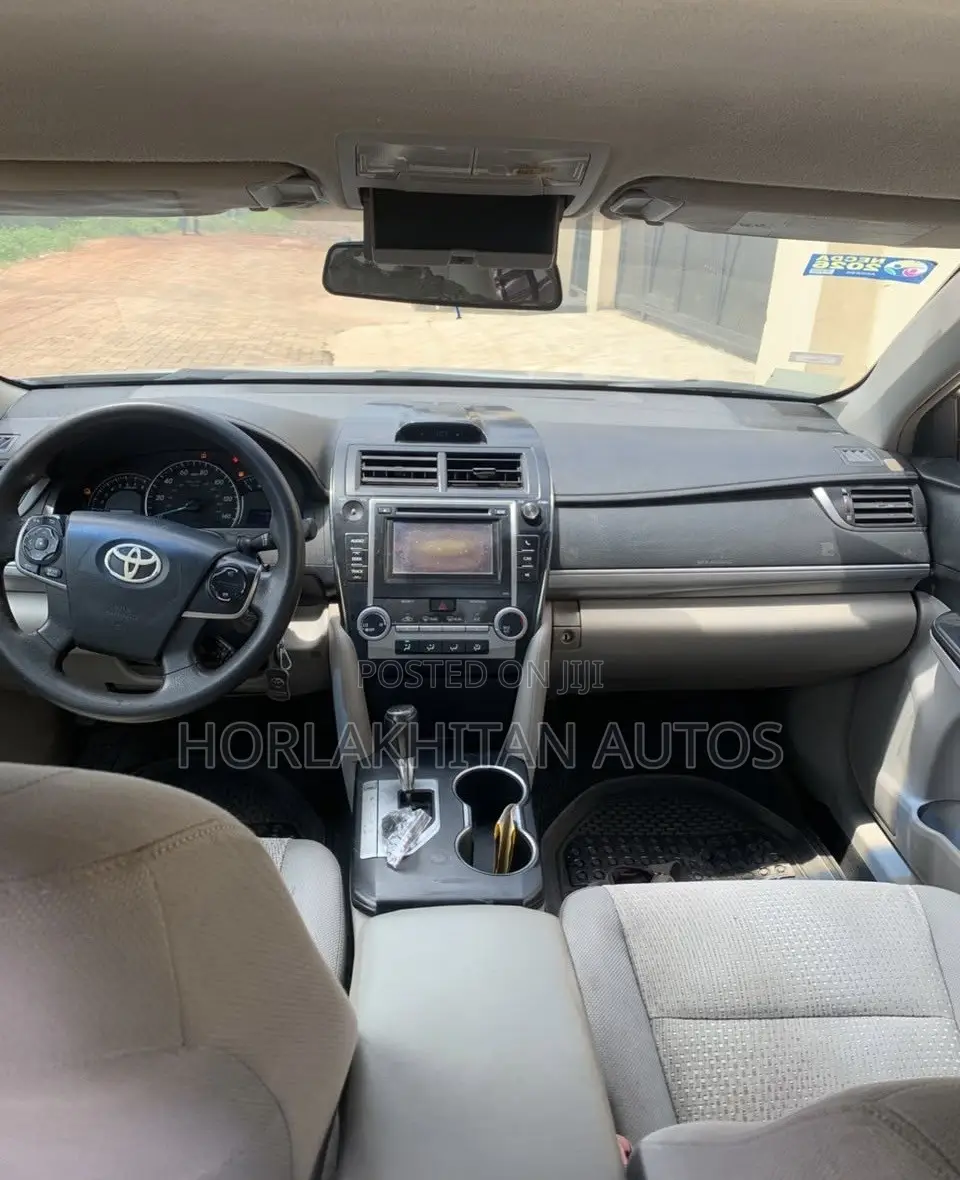 Toyota Camry LE 4dr Sedan (2.5L 4cyl 6A) 2012 Silver