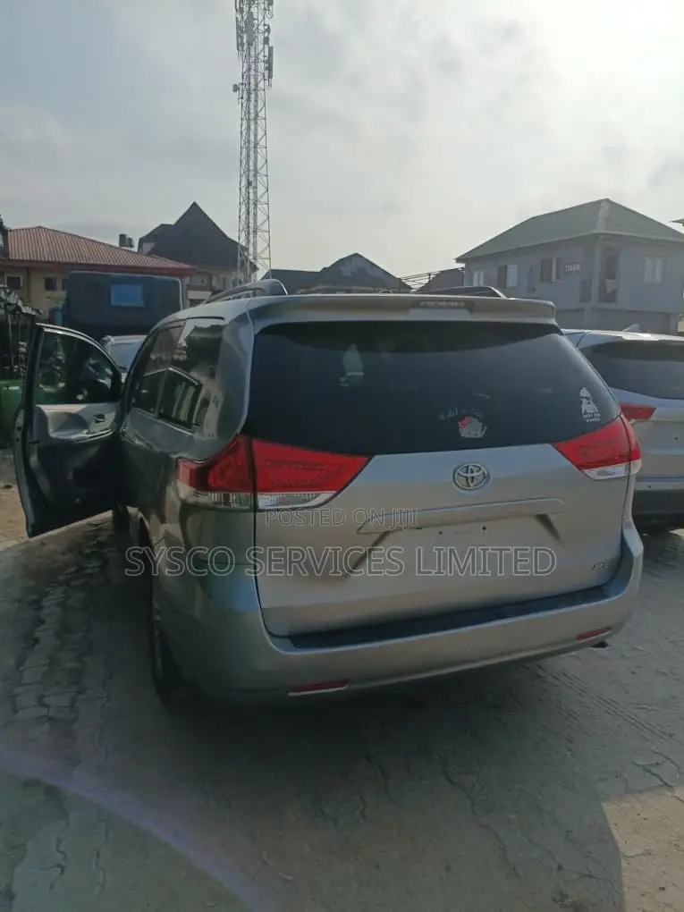 Toyota Sienna 2012 Gray