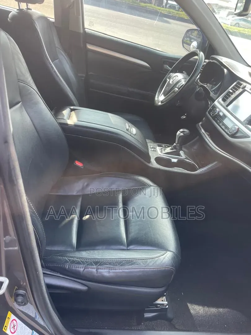 Toyota Highlander XLE 4dr SUV AWD (3.5L 6cyl 6A) 2015 Gray