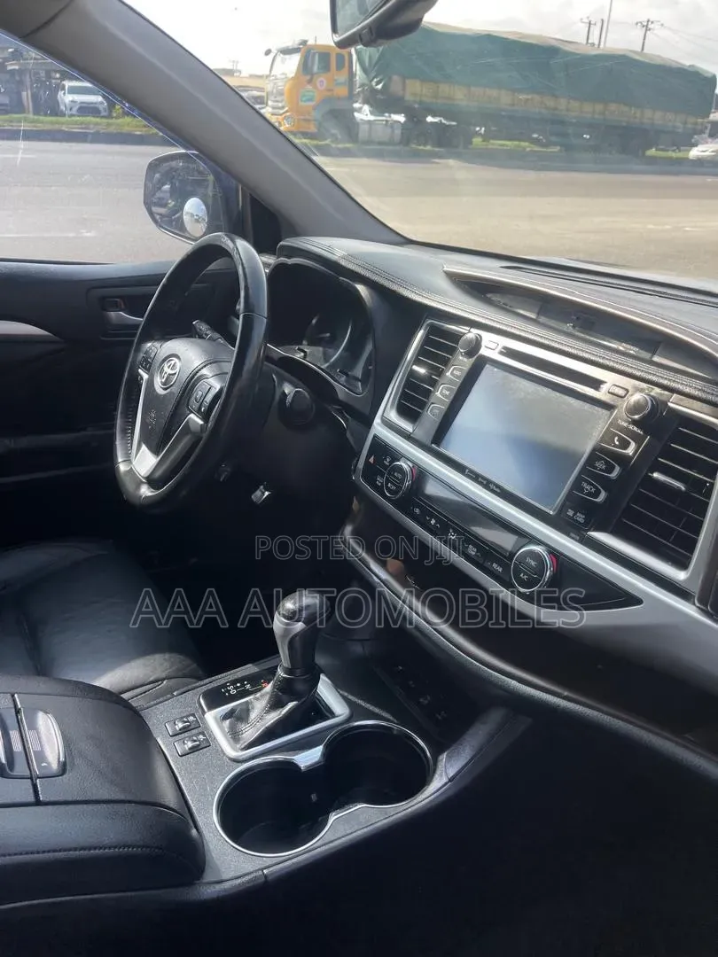 Toyota Highlander XLE 4dr SUV AWD (3.5L 6cyl 6A) 2015 Gray