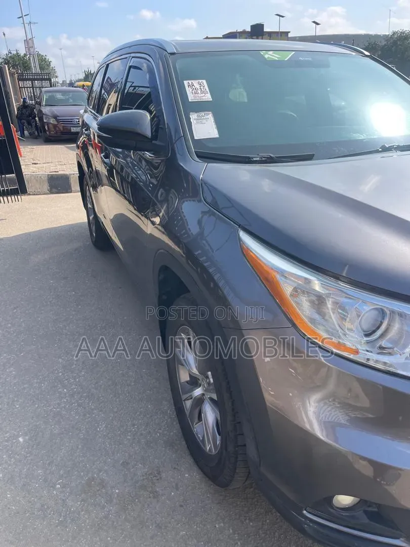 Toyota Highlander XLE 4dr SUV AWD (3.5L 6cyl 6A) 2015 Gray